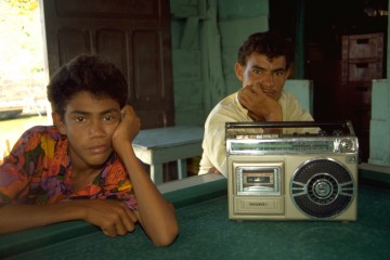 Tiempo libre 1994, niños escuchando música
