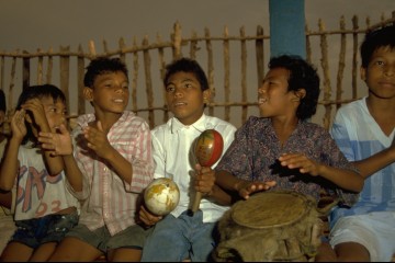 Tiempo libre 1994, niños haciendo música