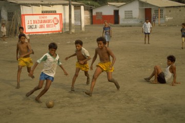 Tiempo libre 1994, niños jugando futbol